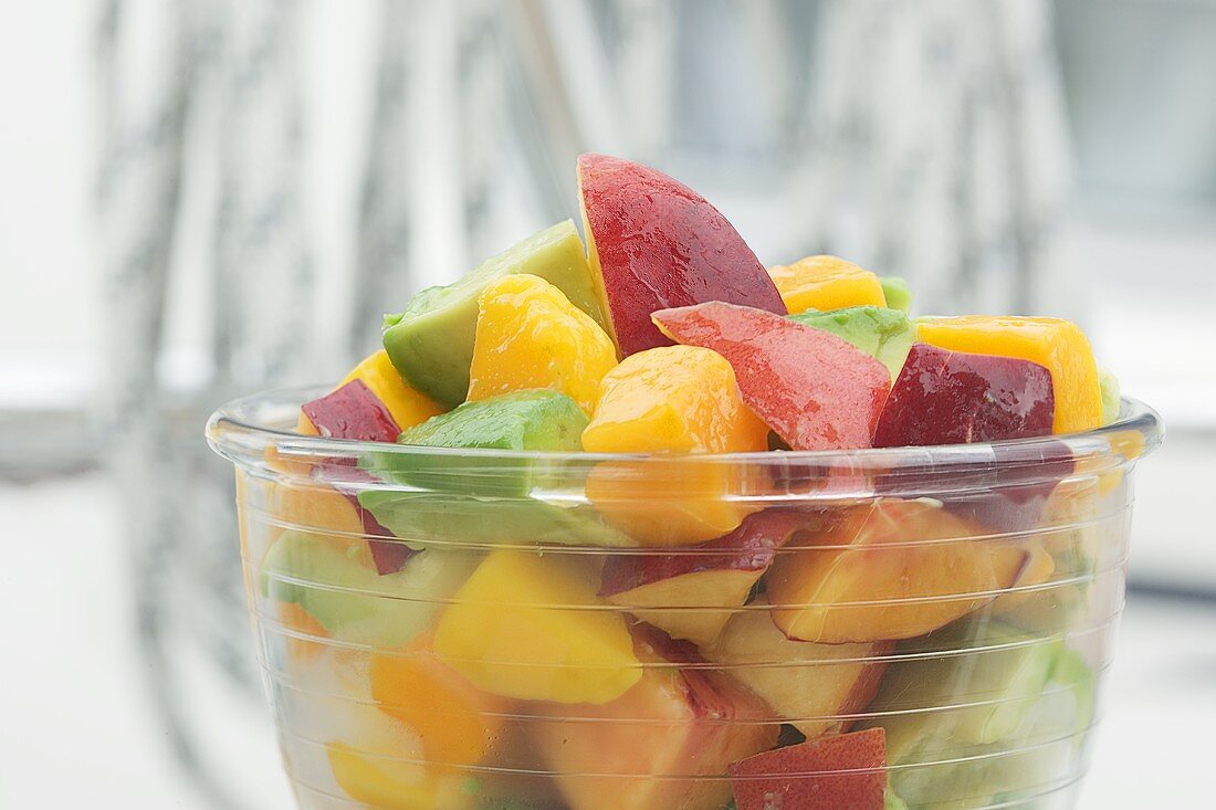 Fruchtsalat mit Mango, Nektarine und Avocados