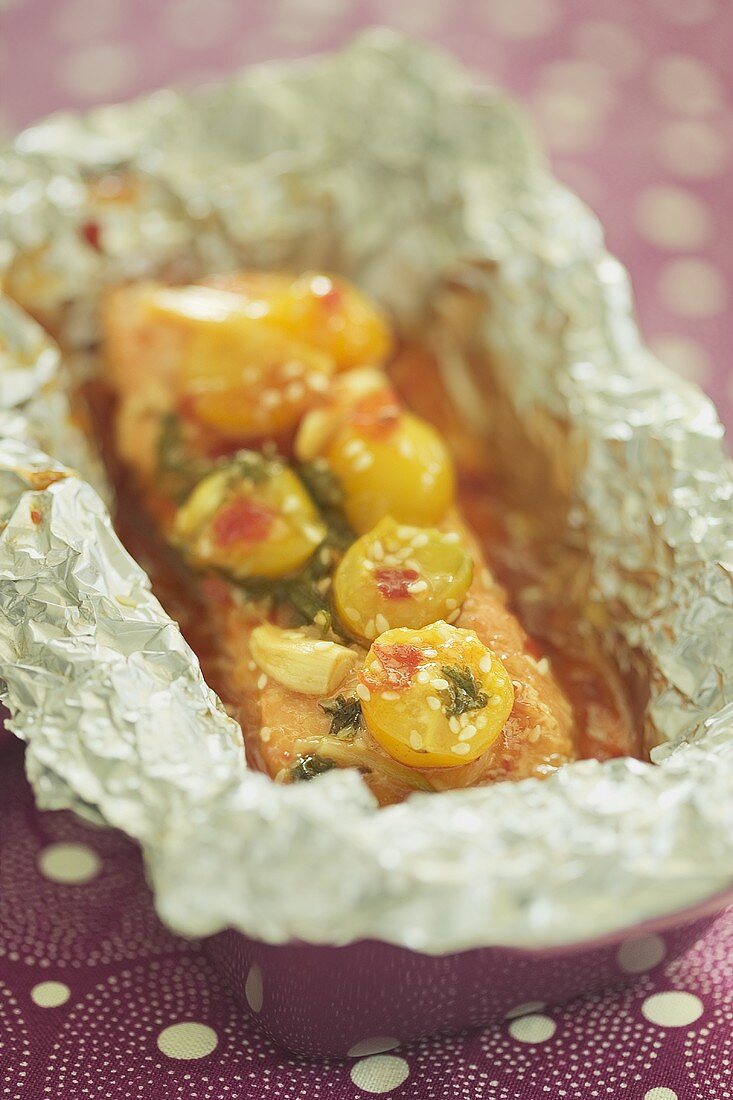 Gebackenes Lachsfilet mit Tomaten, Knoblauch und Sesam