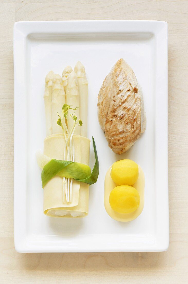 Weisser Spargel mit Hähnchenbrust & Safrankartoffeln