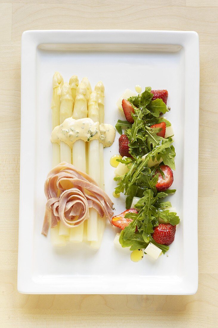 White asparagus with ham and rocket & strawberry salad