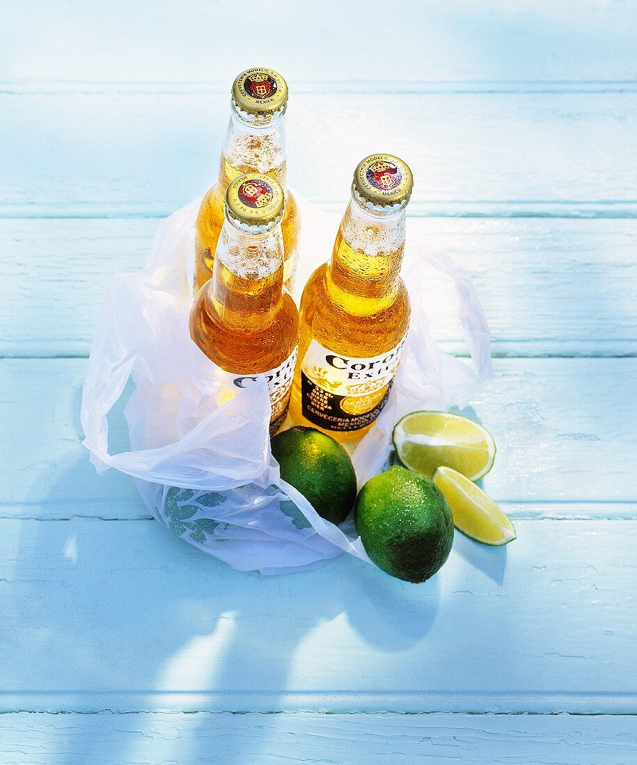 Drei Flaschen Corona (mexikanisches Bier) mit Limetten