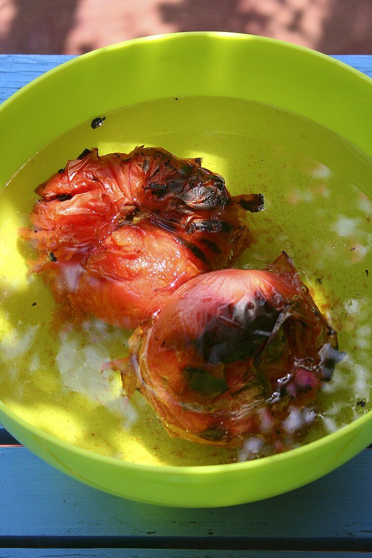 Gegrillte Tomaten in einer Wasserschüssel