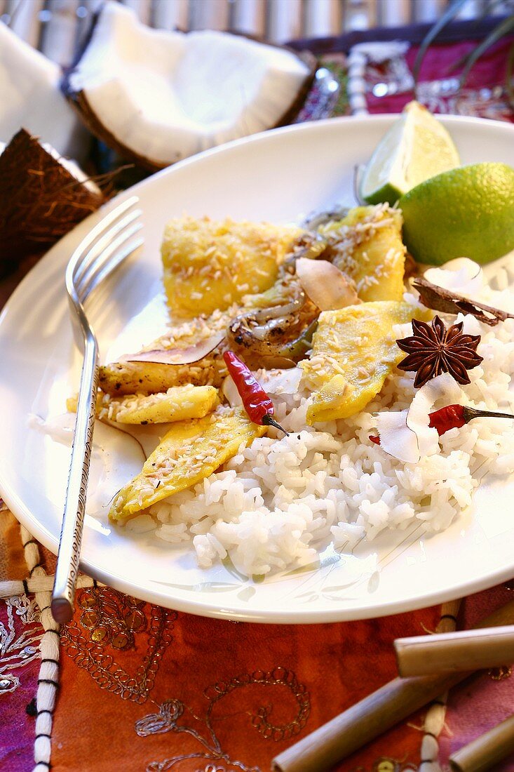 Gebratenes Fischfilet mit Kokoskruste und würzigem Reis