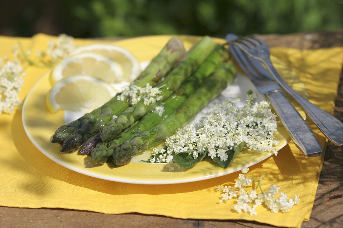 Grüner Spargel mit Holunderblüten-Vinaigrette