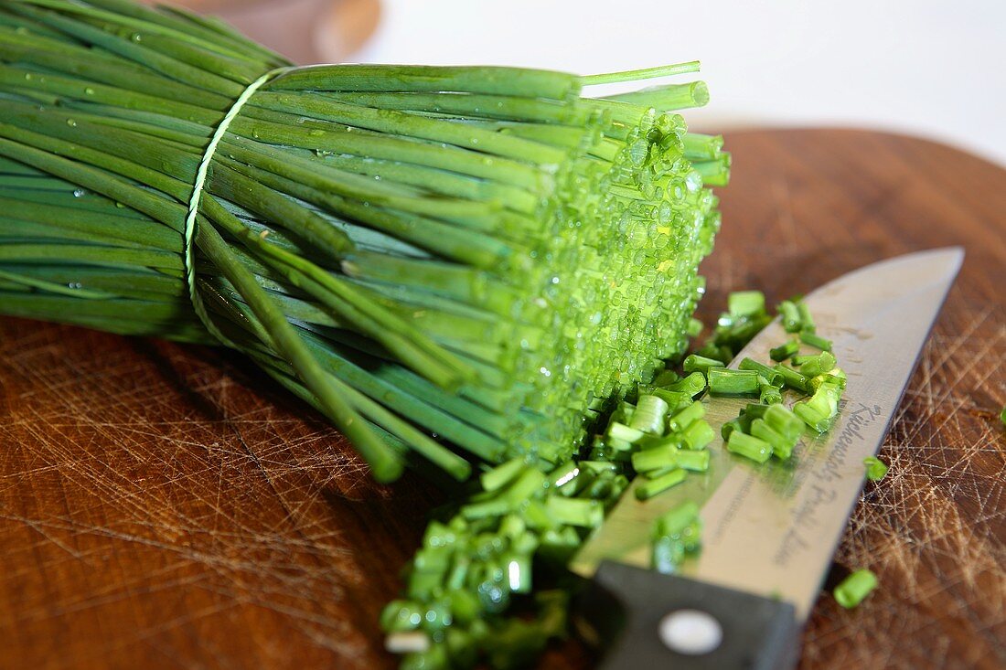 A bunch of chives, partly chopped