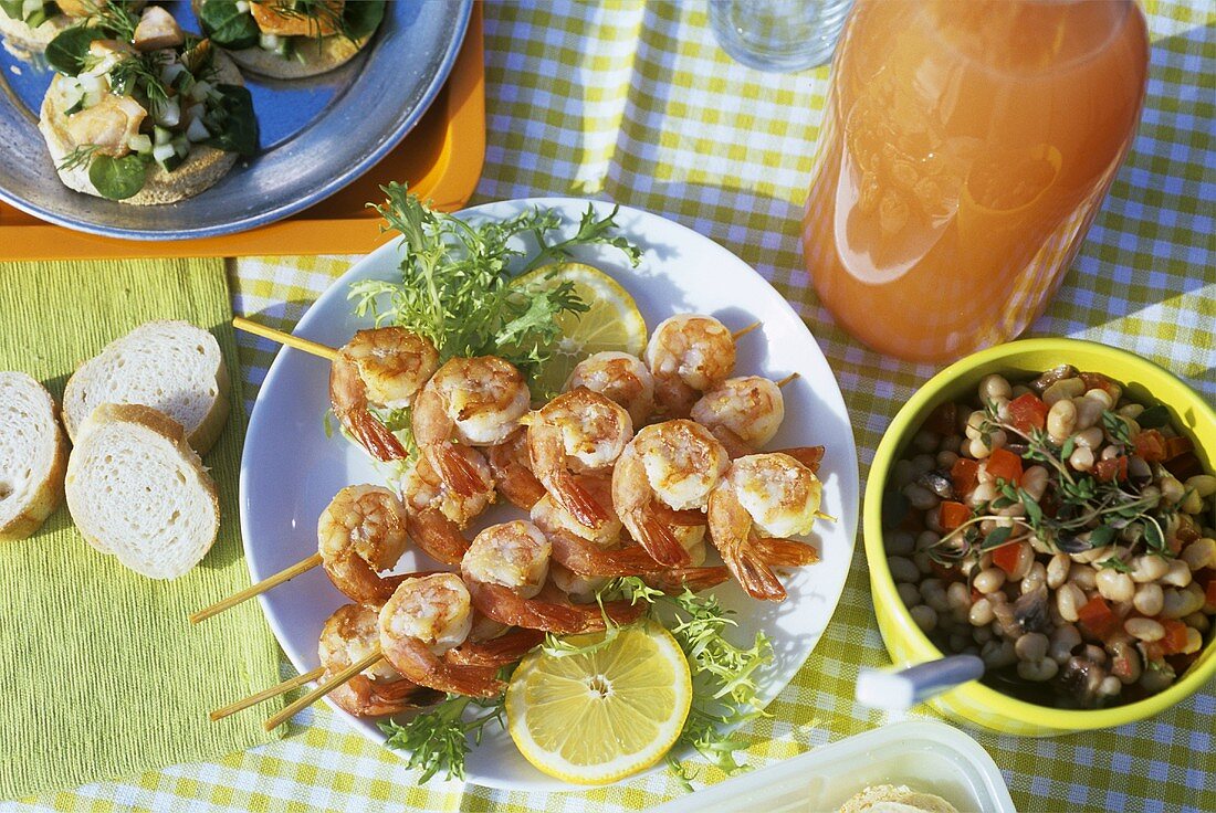 Skewered shrimps and chick-pea salad for picnic