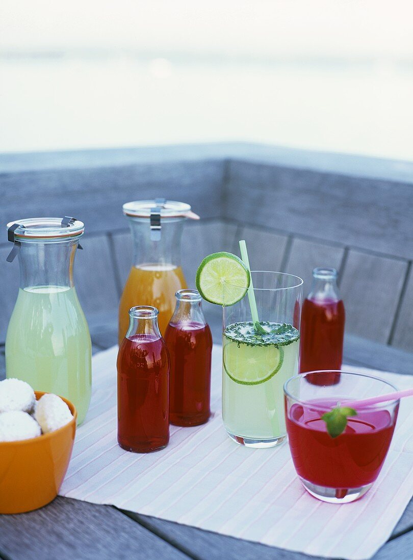 Fruity drinks for a picnic