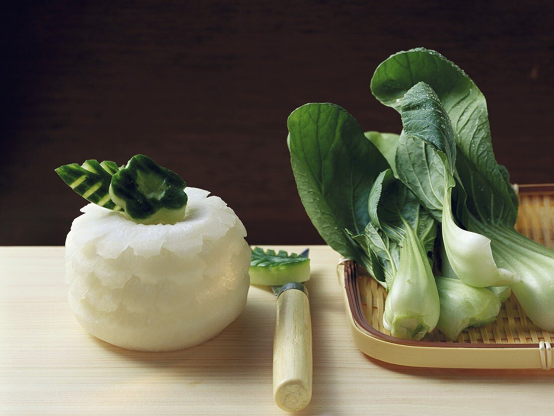 Geschnitzter Kohlrabi und Gurke & Pak Choi