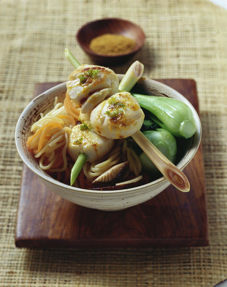 Egg noodles with spicy scallop skewers