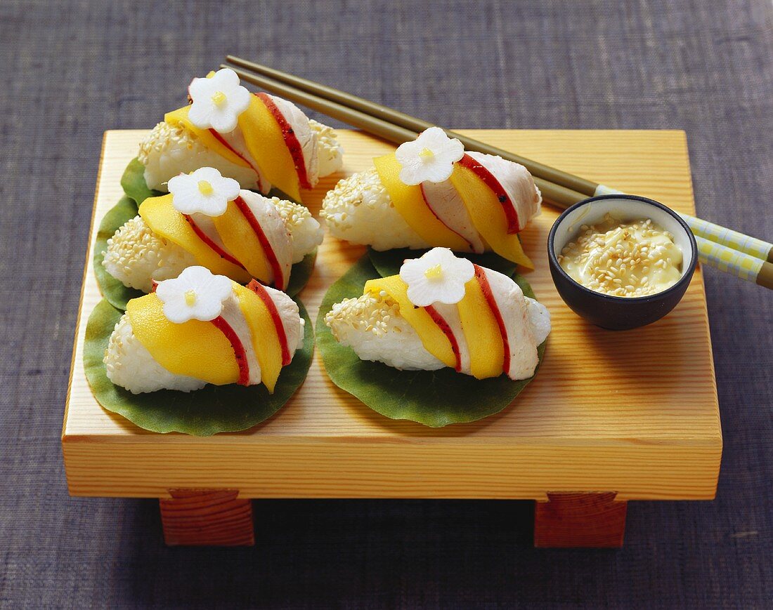 Nigiri-Sushi mit Mango und Huhn