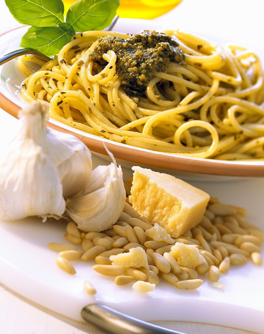Spaghetti con pesto alla genovese (Nudeln mit Pesto, Italien)