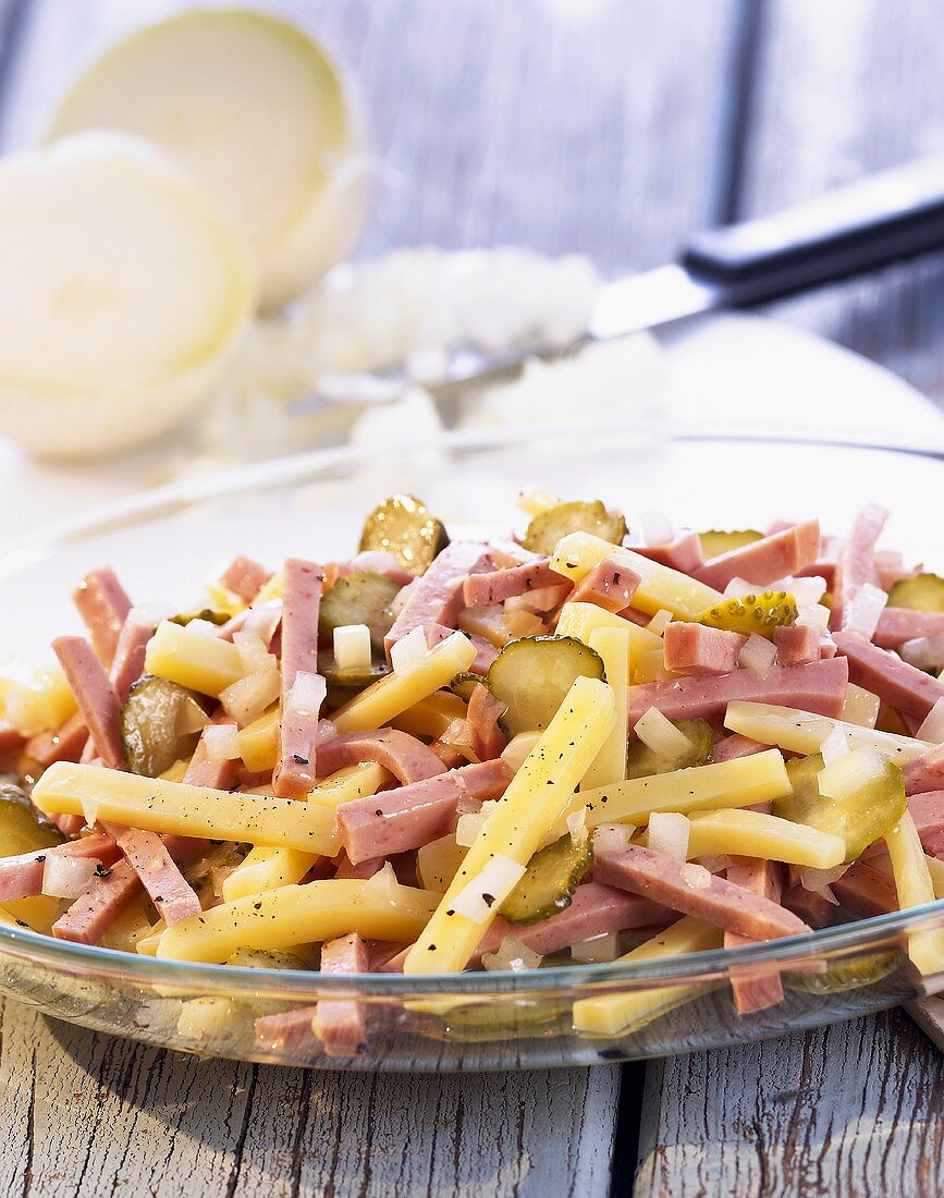 Wurst-Käse-Salat mit Essiggurke