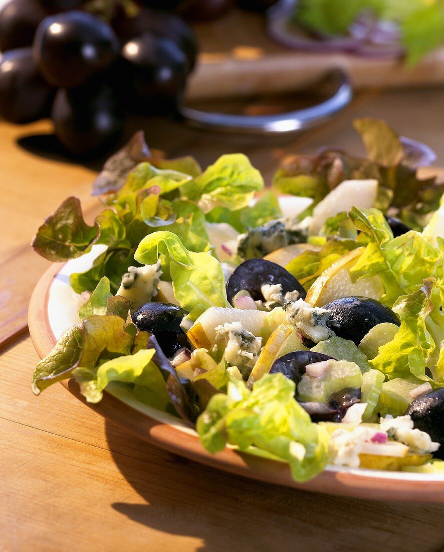 Oak leaf lettuce with grapes, pear and Roquefort