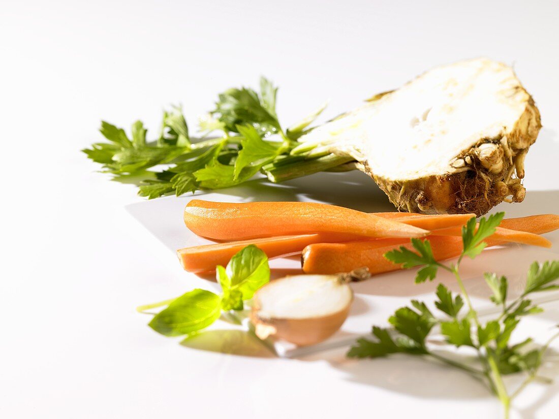 Suppengemüse: Knollensellerie, Karotten & Zwiebel