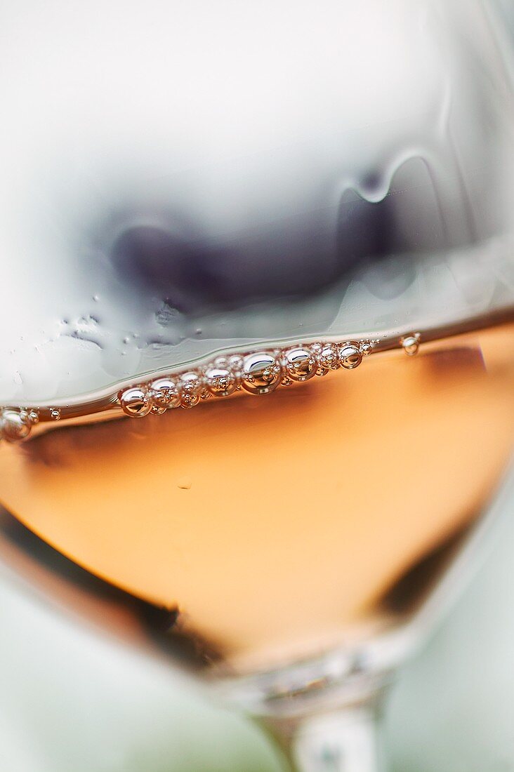 Ein Glas mit Roséwein