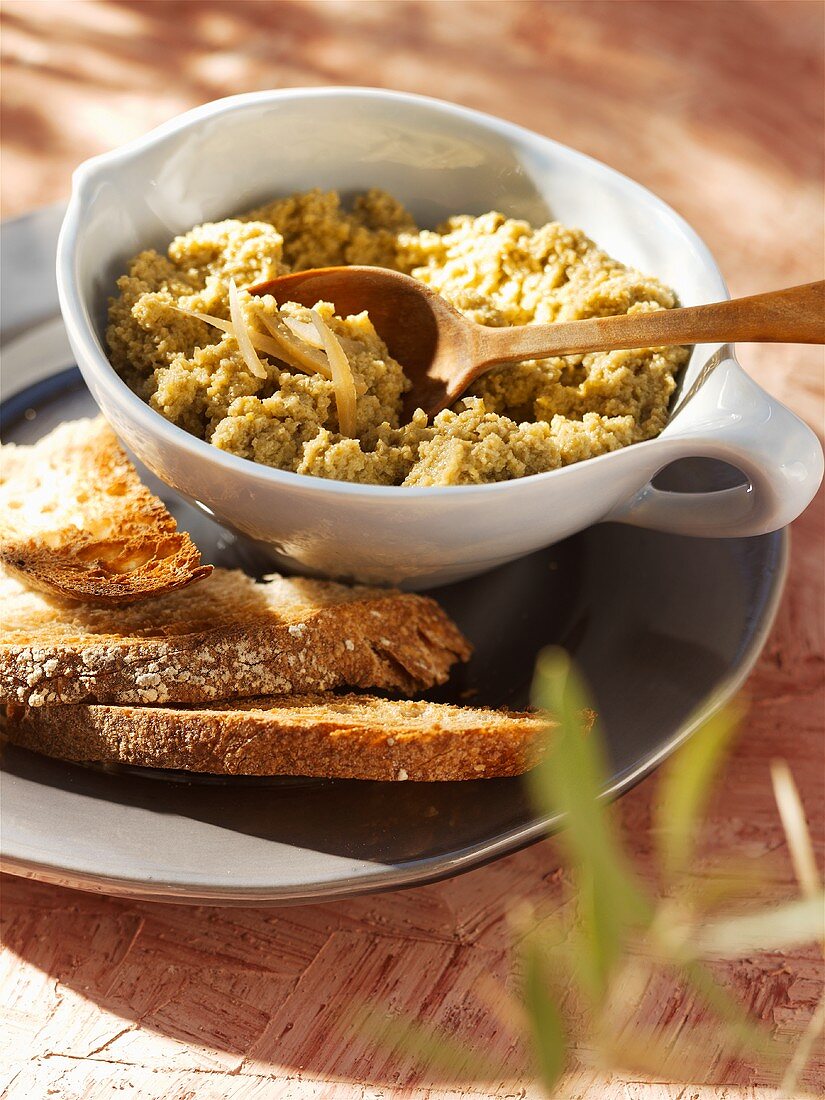 Grüne Olivenpaste mit Brotscheiben