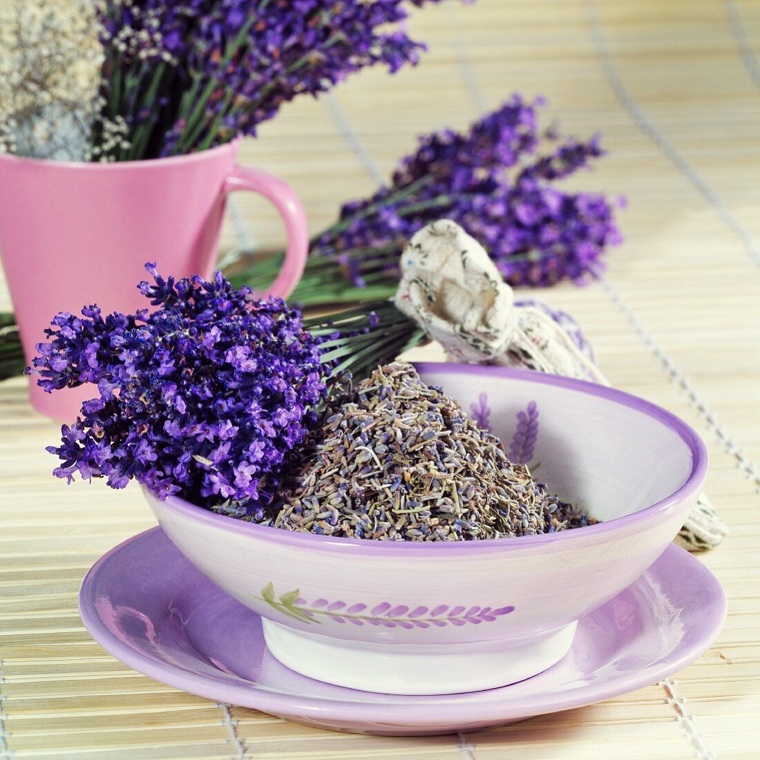 Blühender und getrockneter Lavendel in einer Schale