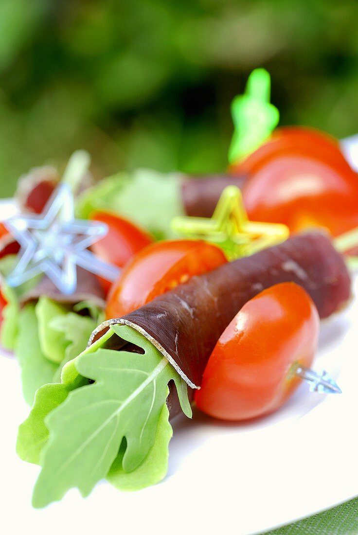 Spiesschen mit Bündner Fleisch, Rucola & Cocktailtomaten