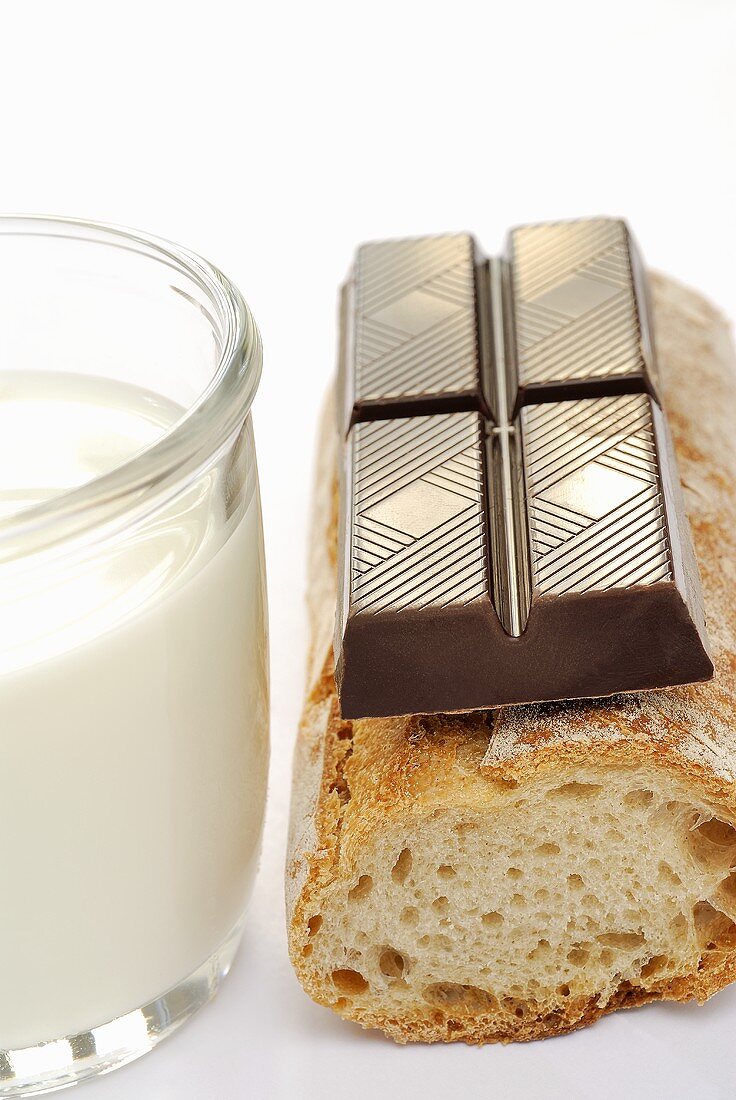 Ein Stück Schokolade, Baguette & ein Glas Milch