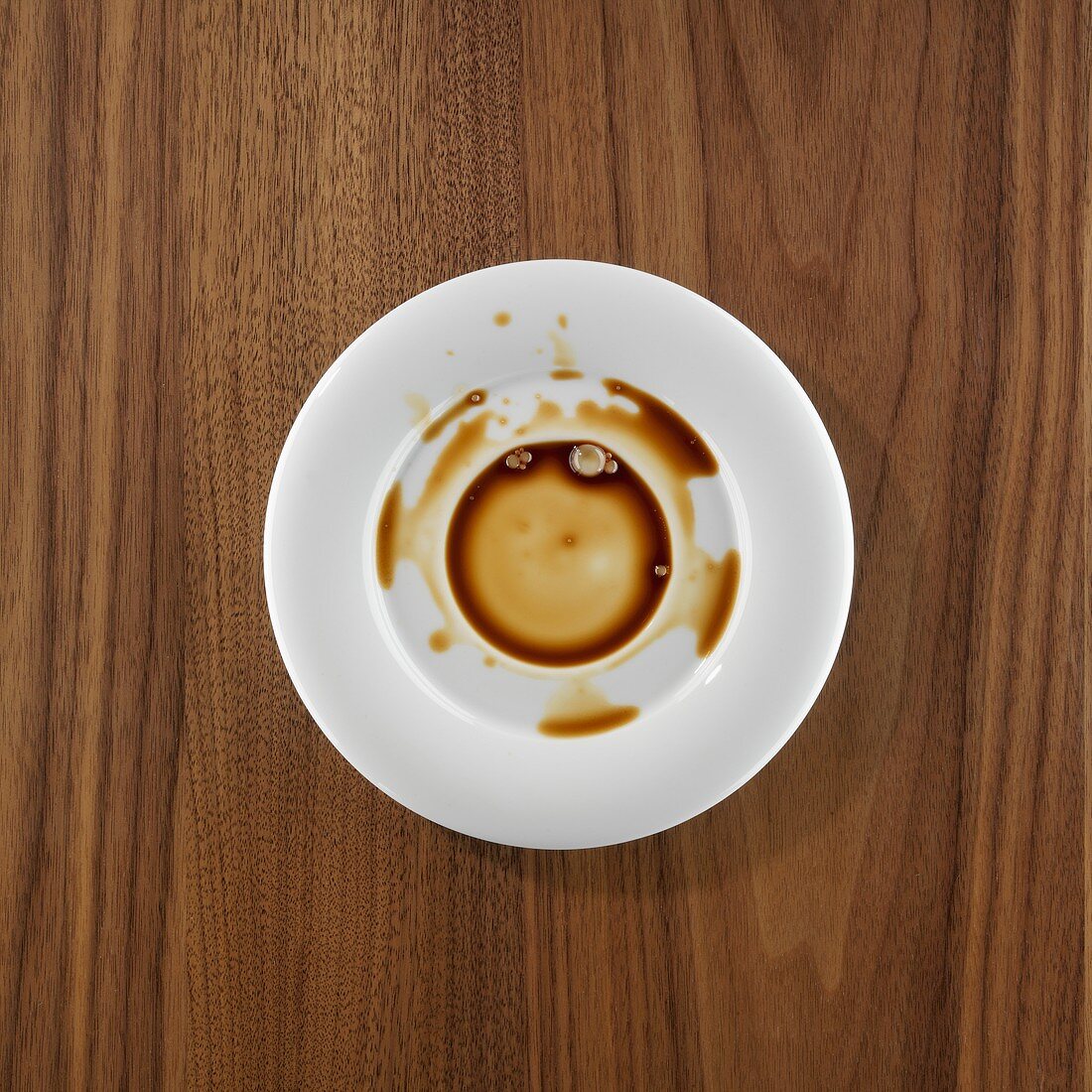 Untertasse mit Kaffeeflecken