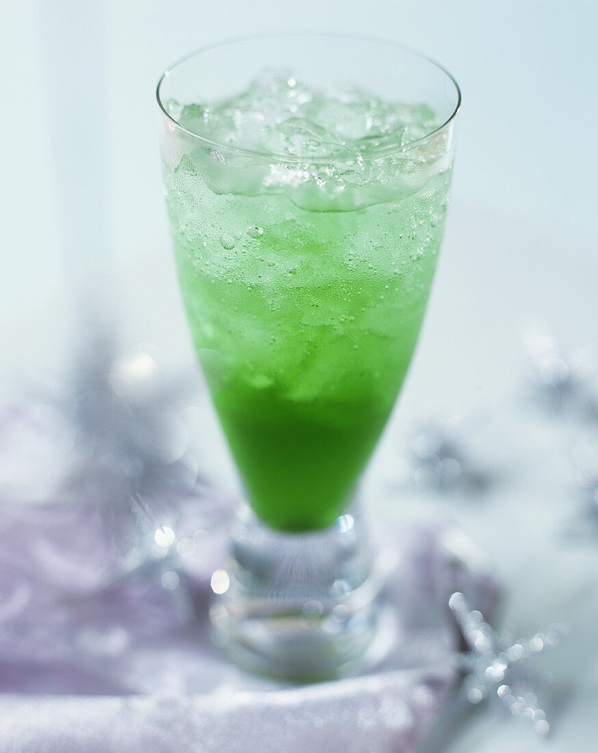 Grüner Cocktail mit Crushed Ice
