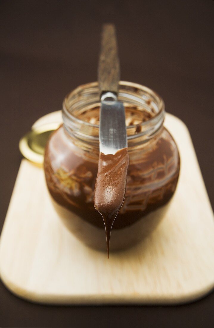Schokoladencreme im Glas mit Messer
