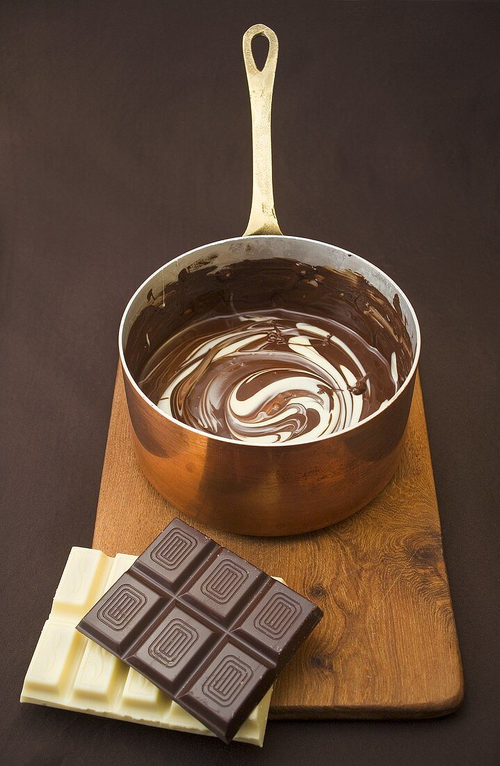 Geschmolzene Schokolade 'black & white' im Topf