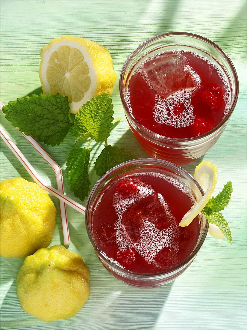 Raspberry and lemon iced tea