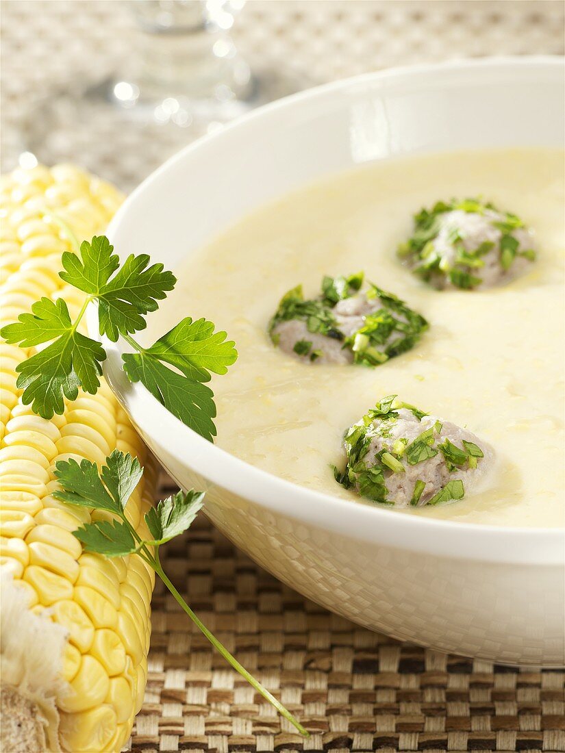 Kartoffel-Mais-Suppe mit Brätklösschen