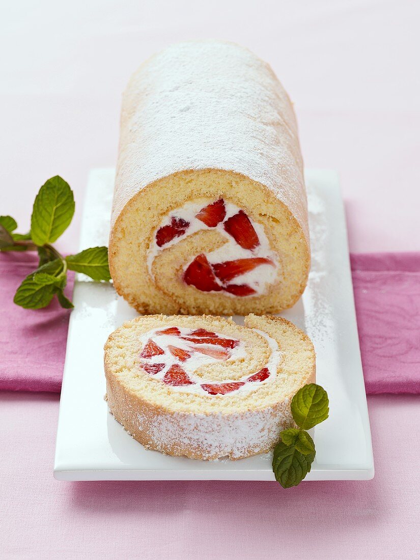 Biskuitroulade mit Erdbeeren