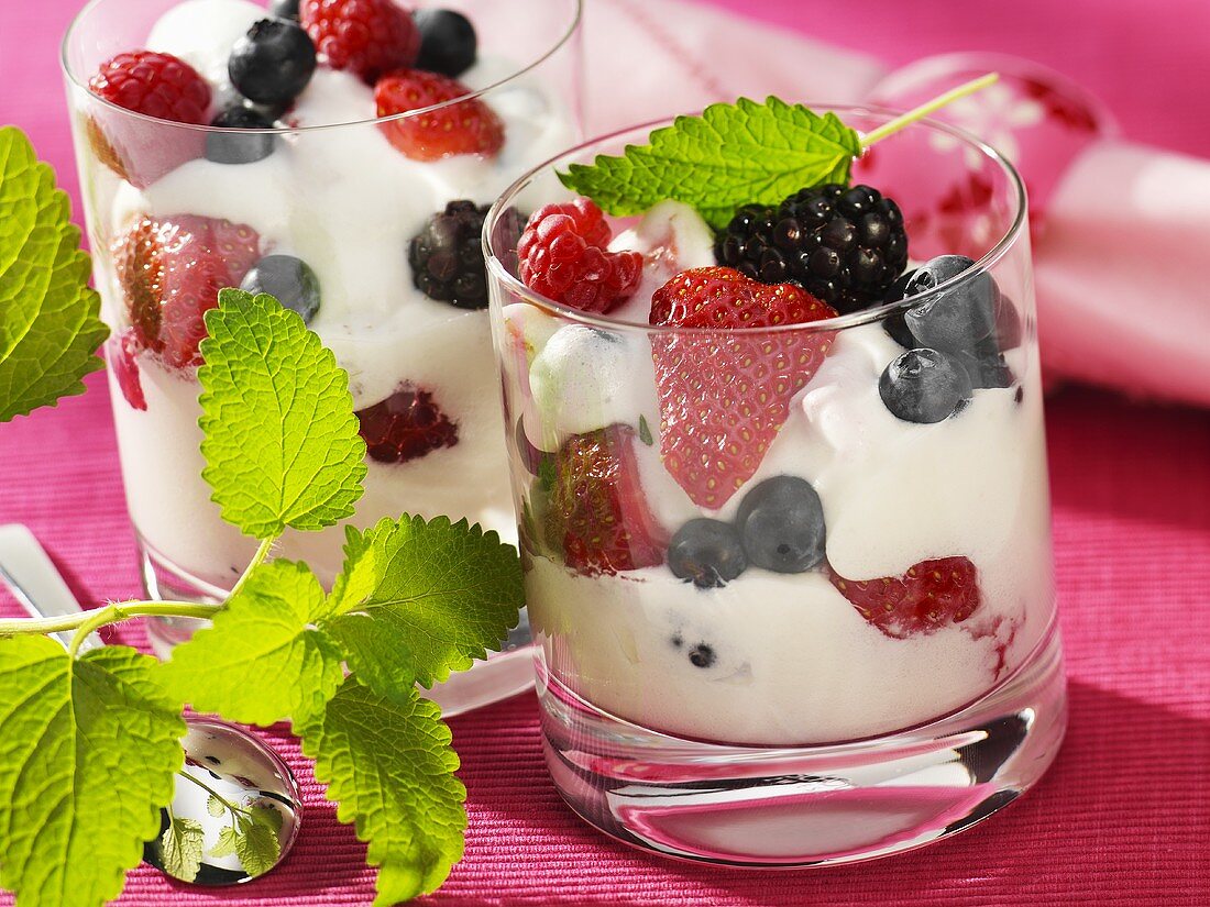 Yoghurt mousse with berries