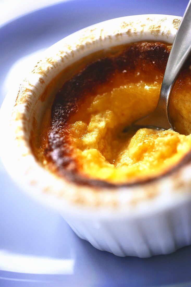 Crème Brûlée mit Löffel in der Form