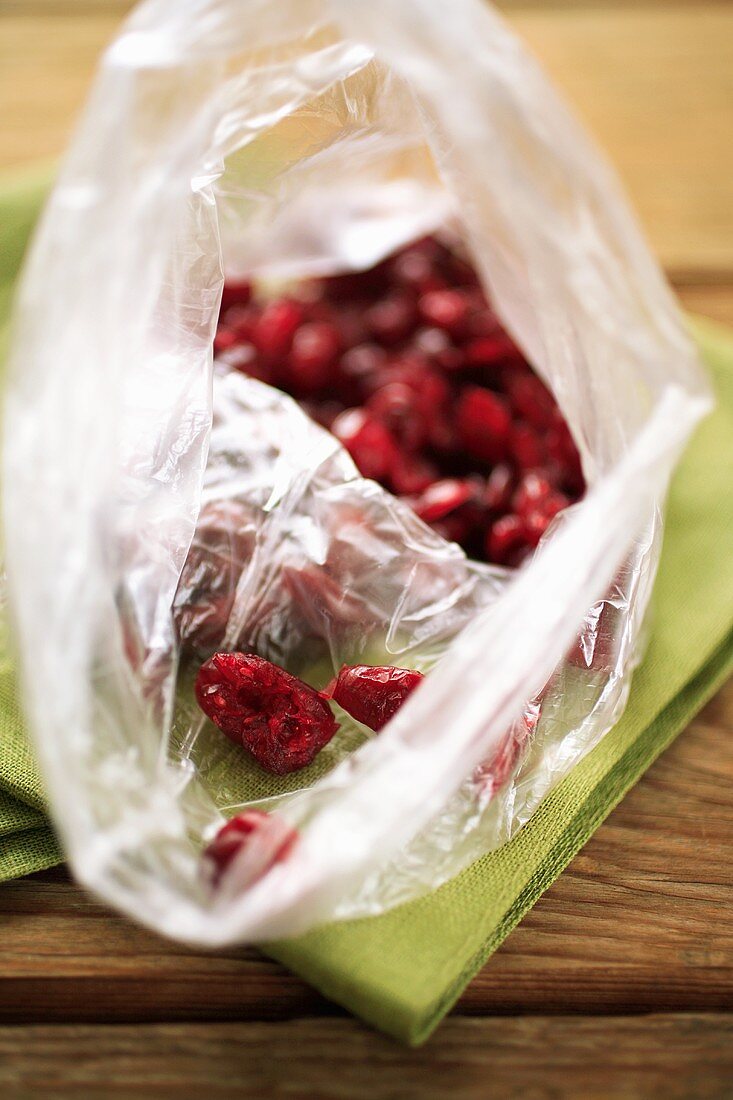 Getrocknete Cranberries in einer Plastiktüte