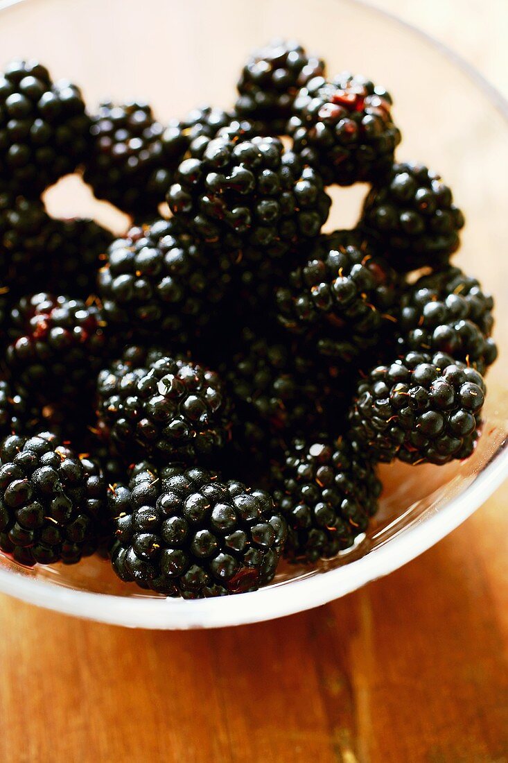 Blackberries in a glass bowl