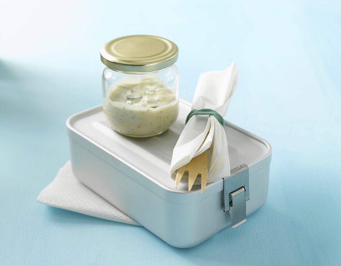 Lunchbox, Besteck & Dressing im Schraubglas