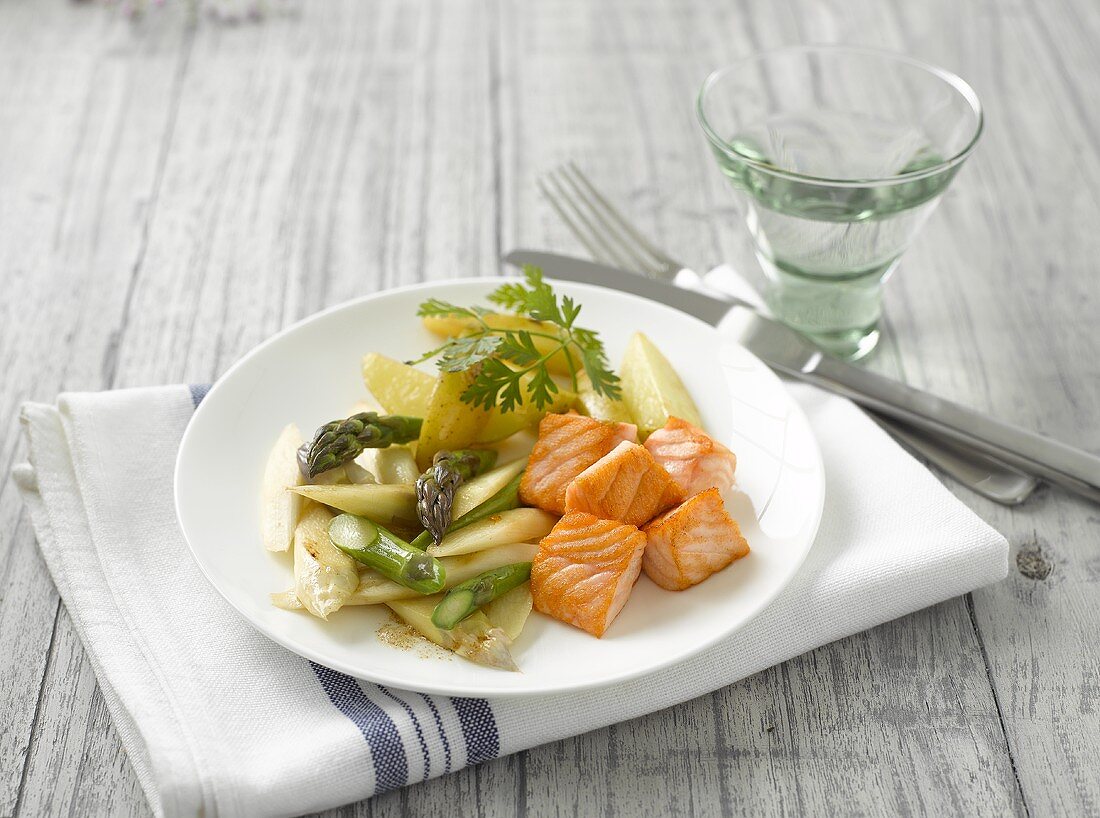 Salmon with potatoes and asparagus