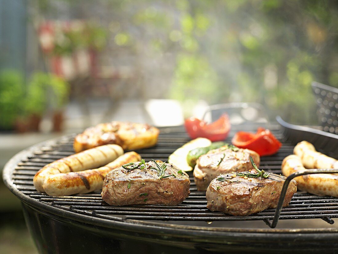 Fleisch und Würstchen auf dem Grill