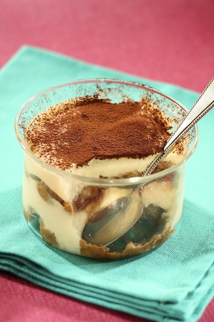 Tiramisu in einem Glas mit Löffel