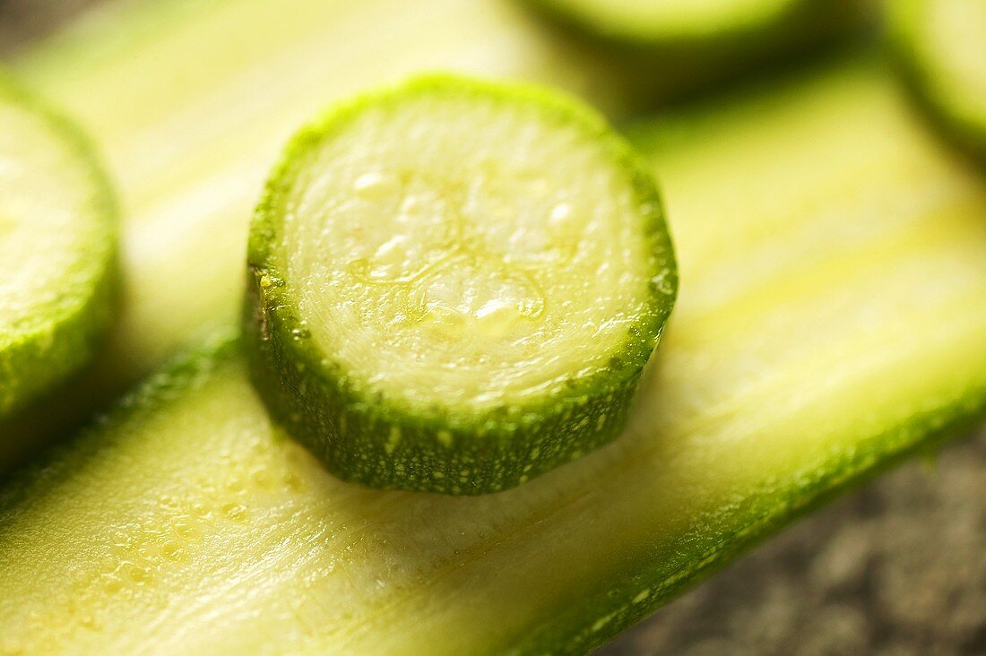 Zucchinischeiben auf halbierter Zucchini