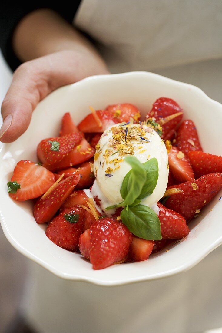 Marinierte Erdbeeren mit Basilikum und Vanilleeis
