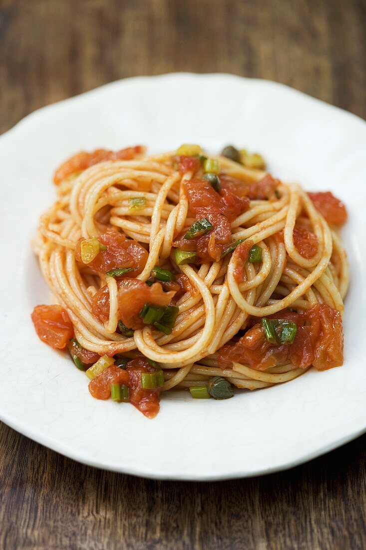 Spaghetti with tomatoes and spring onions