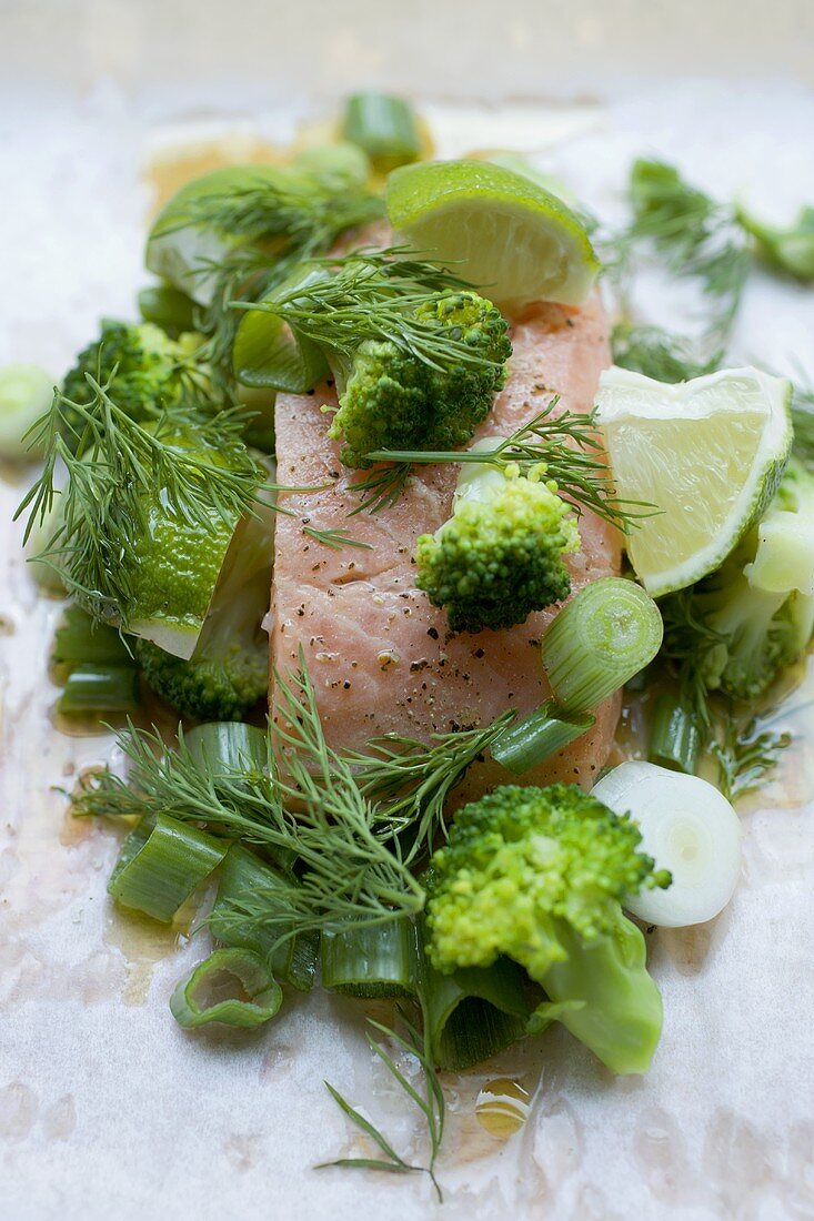 Lachsfilet im Pergamentpapier mit Gemüse