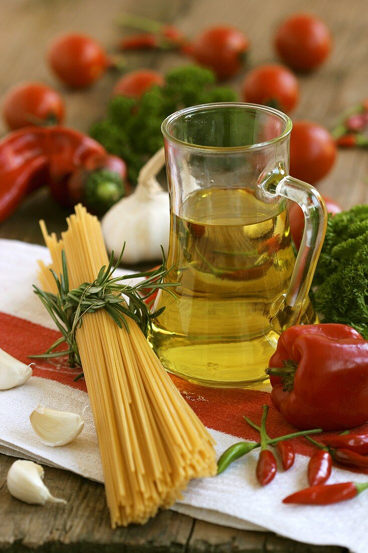 Stillleben mit Spaghetti, Olivenöl, Tomaten und Knoblauch