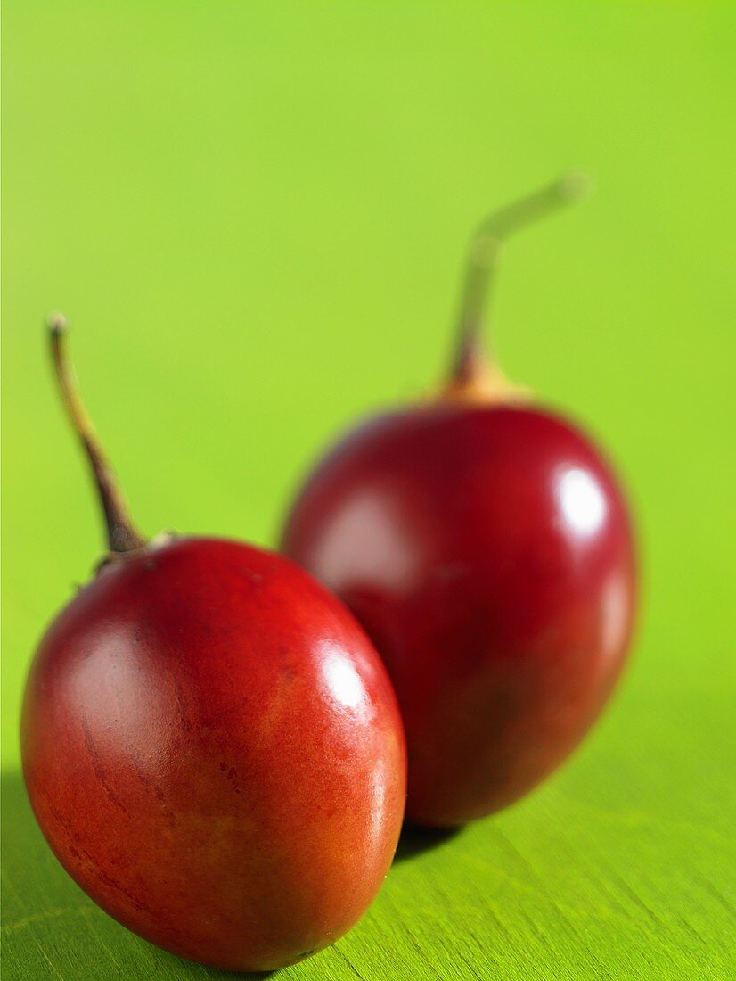 Zwei Tamarillos (Baumtomaten)