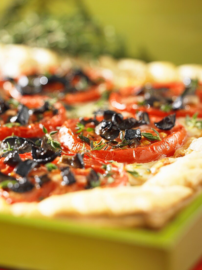Tomaten-Oliven-Pizza