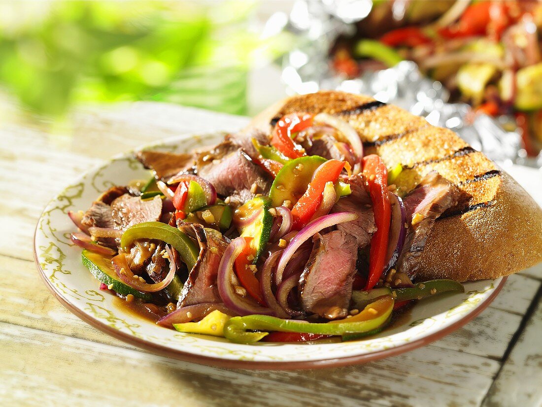Pan-cooked meat and vegetables with garlic bread