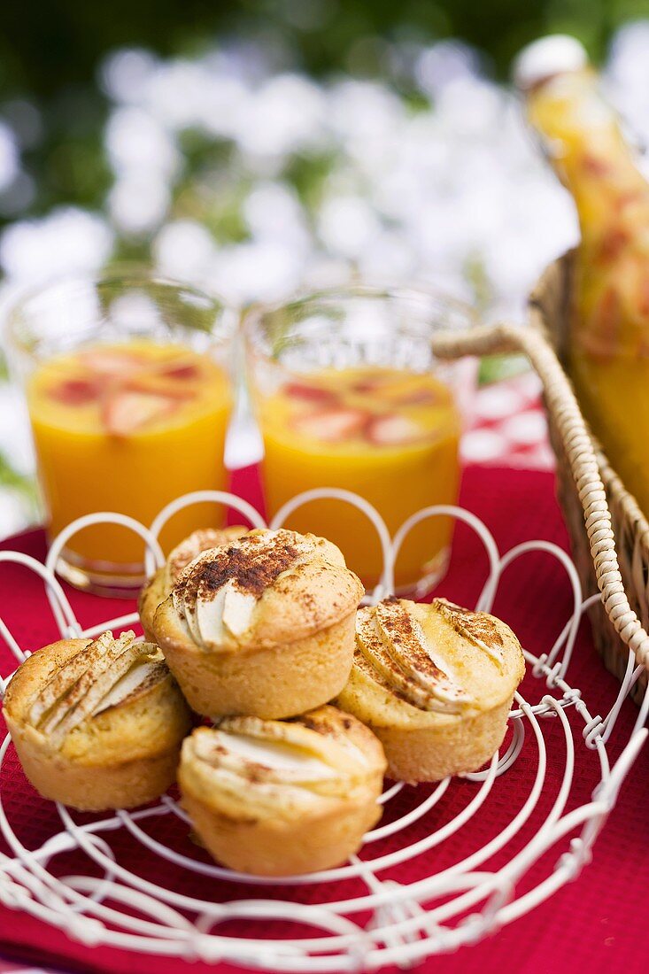 Apple and cinnamon muffins