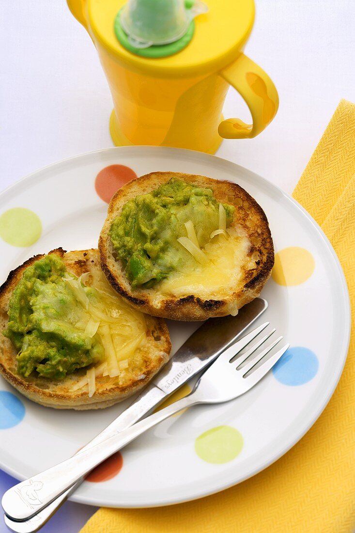 Überbackene Brötchen mit Avocadocreme