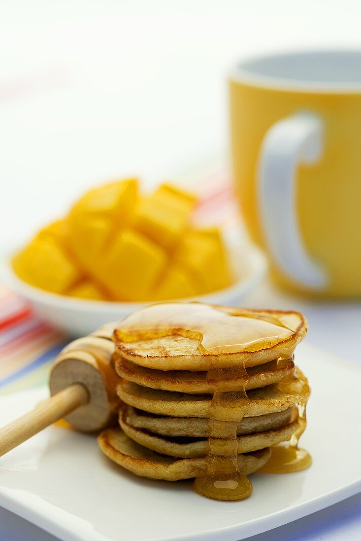 Pancakes mit Honig und Mango