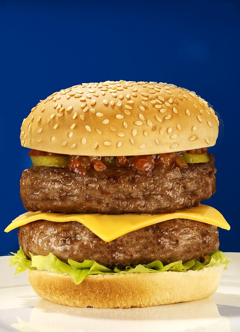 Ein Doppel-Cheeseburger
